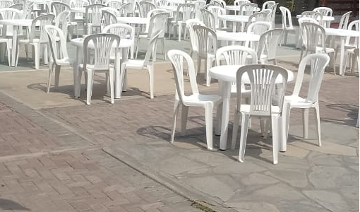 alquiler de mesas plastico blancas redondas